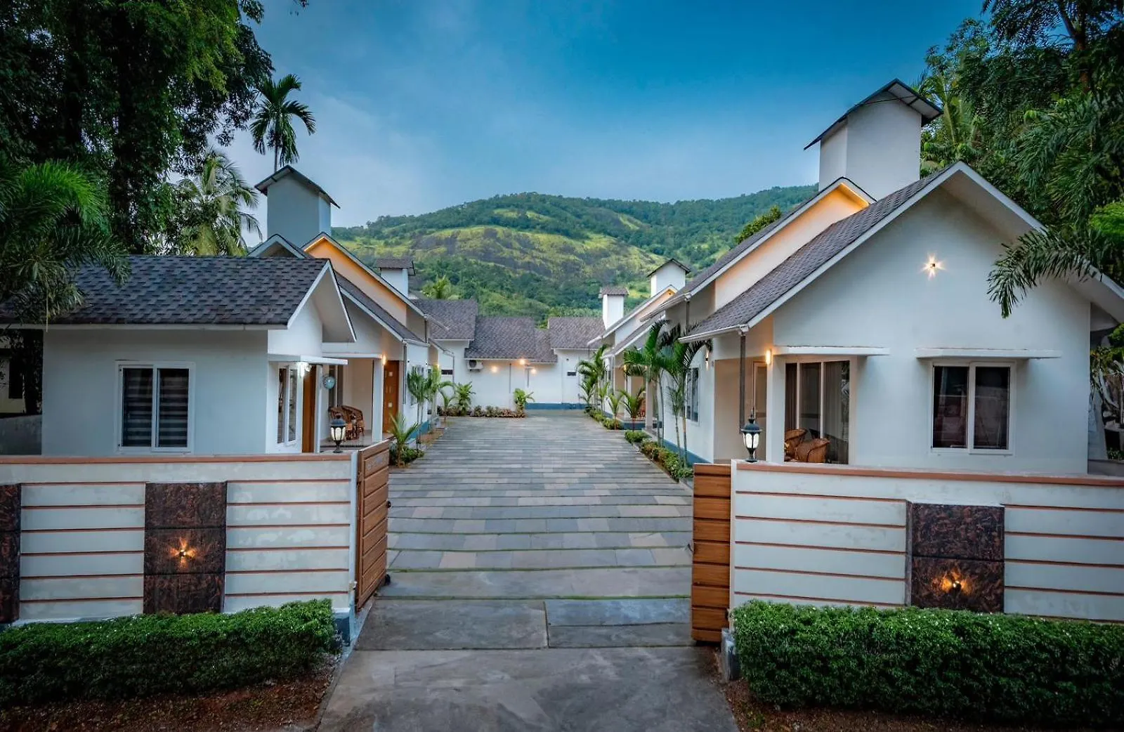 Abrigo Resorts contacts